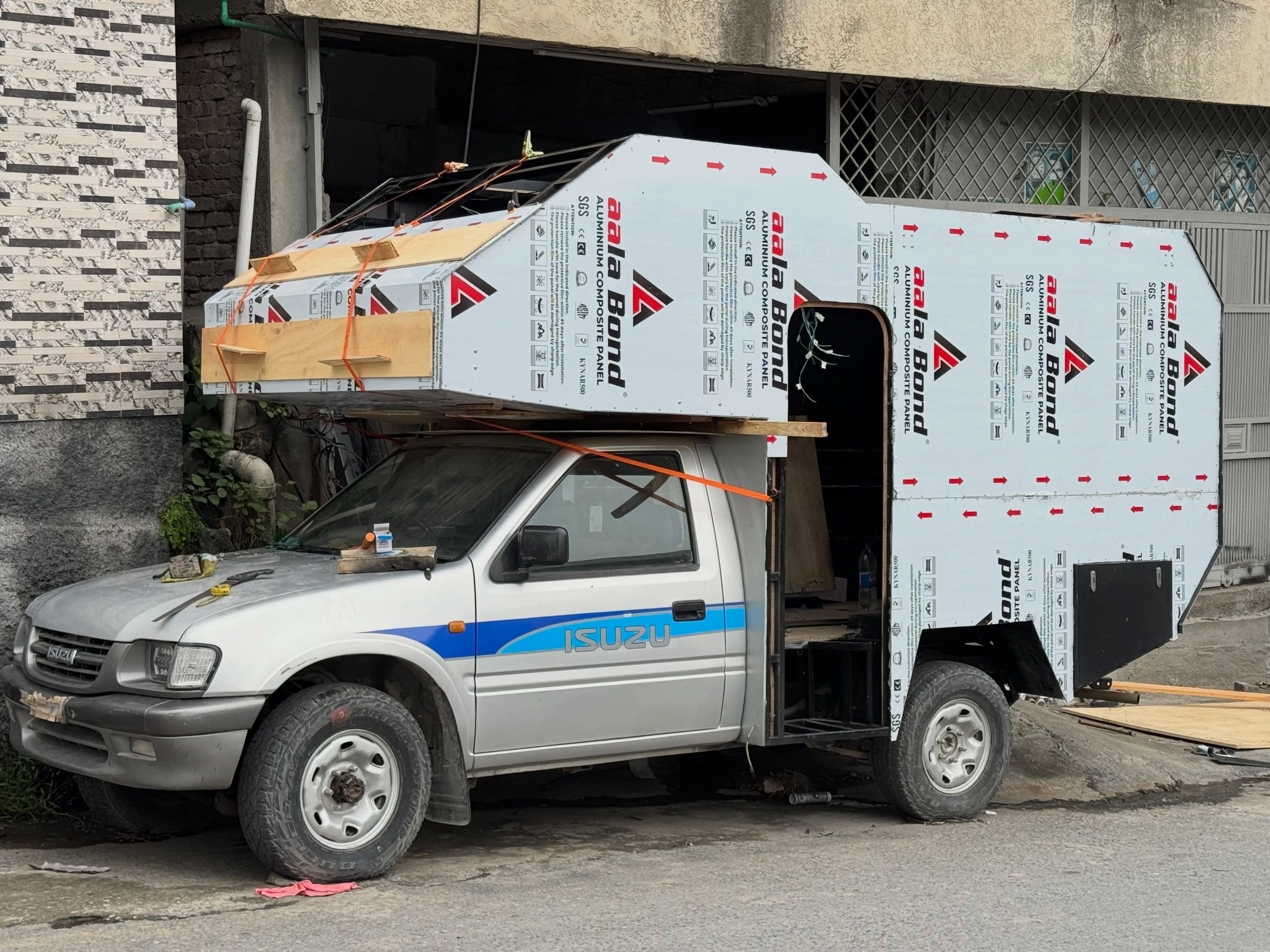 Isuzu Expedition Rig Overland Stance